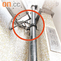 安裝在外牆的光線感應器（圓圈）被踩爛。