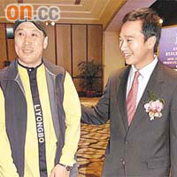 國家羽毛球隊總教練李永波（左）亦有到頒獎禮，朱鼎耀親自招呼。
