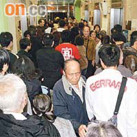 耀東邨近百住客疏散到大廈大堂。