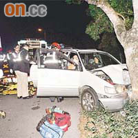 七人車撞向大樹，全車七人受傷半昏迷車內。