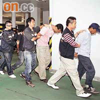 入境處昨拘捕二十二名懷疑黑工，其中八人持「行街紙」。