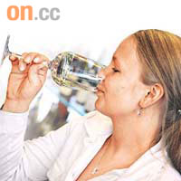 世衞國際癌症研究所研究證實，飲酒可引致女性患乳癌。