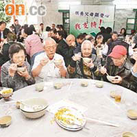 防止虐待長者協會昨邀請約二百名長者享用「八餸一湯」的齋菜午宴。