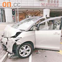 七人車車頭損毀嚴重。