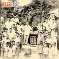 林氏後人早年到明朝林氏古墓祭祖時拍攝留念。	被訪者提供黑白圖片