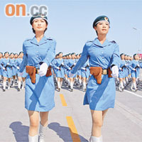 東亞運開幕儀式特別請來建國六十周年閱兵典禮中女民兵方陣的領隊張曉菲（左）和趙娜（右）作引導員。	資料圖片