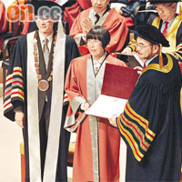 李樂詩獲理大頒授院士銜，左為理大校長唐偉章、右為校董會主席羅仲榮。