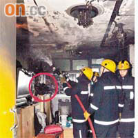 消防員入屋撲救，起火電視機（圓圈示）已燒熔。