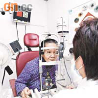 長者進行視覺評估及眼睛健康檢查，可及早發現眼疾。