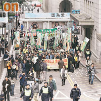 大批市民由立法會遊行往禮賓府示威。