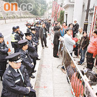 社民連拉隊到禮賓府外示威，警員在場戒備。