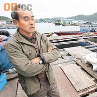 養魚戶黎火帝贊成清理魚排底下的沉積物，改善養魚環境。