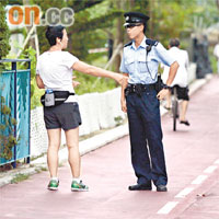 警員在單車徑勸喻行人離開單車徑。