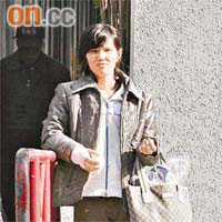 涉掟五把刀落街的女被告陳笑清，獲法官批准保釋。