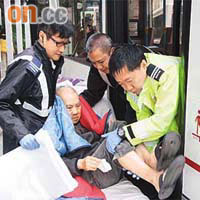 救護員將疑凍至手腳僵硬老翁抬下巴士。