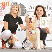 Helen（右）及愛犬Cha Cha獲鑽石級成就大獎，過去一年共服務達六十小時。