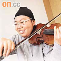 鍾承殷雖罹患血癌，但未有放棄練習小提琴。