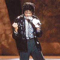 米高積遜八三年表演「月球舞步」時左手戴着鑲滿白水晶手套。	資料圖片