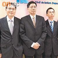 王炳輝（中）否認曾發生空管危機。	資料圖片