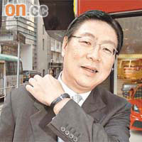 肥亨除患腦部動靜脈畸形症外，原來仲長期受頸肩痛困擾。