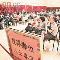 今年六月,食環署轄下數個街市公開競投由雞檔轉營食店或烘製包餅的檔口。 資料圖片