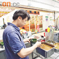 陳先生在大埔寶湖道街市所經營的食肆仍在吊鹽水,他要求食環署容許賣飯,救救生意。