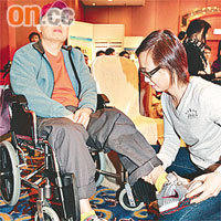 蔡先生（左）患上多發性硬化症，需以輪椅代步，蔡太（右）望政府能為此類病人提供協助。