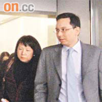施關綺蘿（左）昨由一名男子陪同離開法院，途中不發一言。