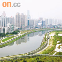 深港當局研究在深圳河發展邊境旅遊，讓遊人乘遊艇賞兩岸景色。	資料圖片