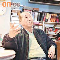 司徒華批評社民連逼迫民主黨支持總辭的手法，已等同「劫持綁架」。