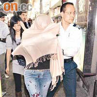 鐘錶店女職員送院檢驗。