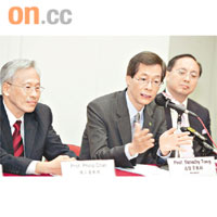 唐偉章（中）昨介紹新架構下增設的學務副校長陳正豪（左）及行政副校長楊偉雄（右）。