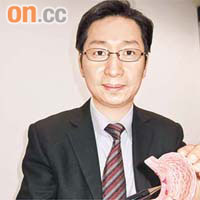 趙偉仁展示胃潰瘍的位置，並建議市民保持良好習慣，避免煙酒及多做運動，減低患胃潰瘍機會。