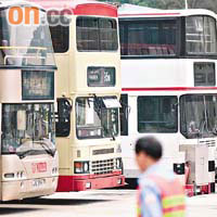 巴士及小巴司機駕駛時間特長，議員擔心影響行車安全。