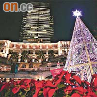 以「古今融匯」為設計概念的聖誕樹高約九米，燈飾會隨音樂節奏變動。