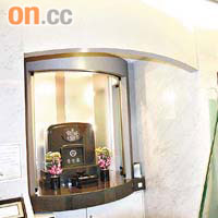 東京的關內陵苑除可讓後人現場拜祭，亦可將墓碑影像傳送至家中電腦屏幕。