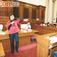 劉健儀昨做義務導賞員，向參觀市民介紹立法會運作。