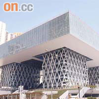 香港知專設計學院的新校舍以空中平台及四幢玻璃塔樓組合而成。