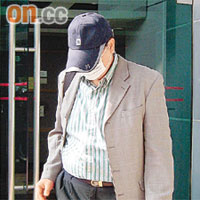 被告楊風昨日戴鴨舌帽、口罩離庭，他否認曾向麻雀館公司索取利益。