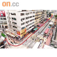專線小巴由川龍街出發，駛經沙咀道時失控一百五十公尺（箭嘴示），先後撞到綠巴、私家車和九巴始停下。