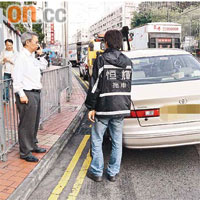 私家車司機在場助查。