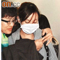 被告妻子（右）昨在庭外哭着代夫向一眾死者家屬說對不起。