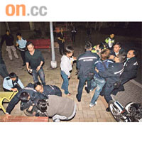 警員與鬧事男子扭作一團。