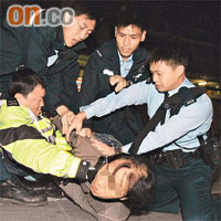警員將涉案男子按地制服。