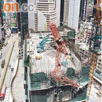 銅鑼灣舊三越百貨公司地盤前年發生天秤倒塌意外。	資料圖片