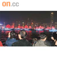東亞運動會開幕禮的花船巡遊環節昨晚綵排，吸引岸上大批市民駐足觀看。