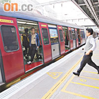 九龍塘<br>雖然港鐵在月台印有小心跣腳或黑點等提示，但對心急走入車廂的乘客作用不大。