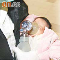 救護員用氧氣為女嬰急救。