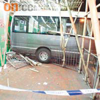 旅遊巴倒駛撞向裝修中麻雀館，竹棚及鐵閘撞毀。