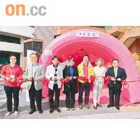 中大醫學院院長霍泰輝（左二）及沈祖堯（右三）等昨出席活動，推廣預防大腸癌訊息。
